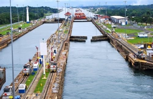 Gloednieuwe MSC Seaside eerste keer te water gelaten