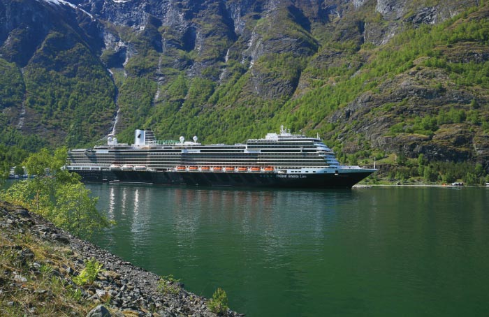 Doop ms Koningsdam op grote schermen te volgen